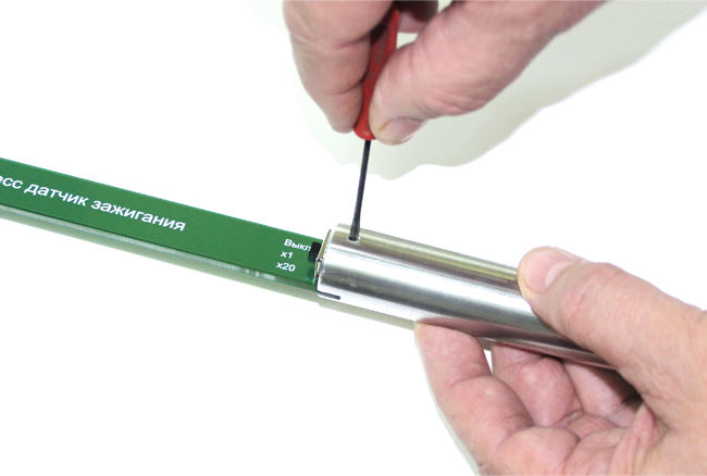 Для снятия ручки датчика закрутите стопорный винт на 1,5 - 2 оборота по часовой стрелке и сдвиньте ручку назад